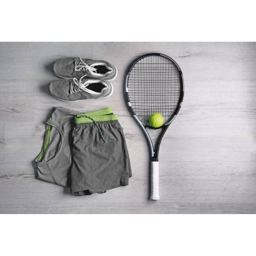 בגדי טניס עם מחבט וכדור