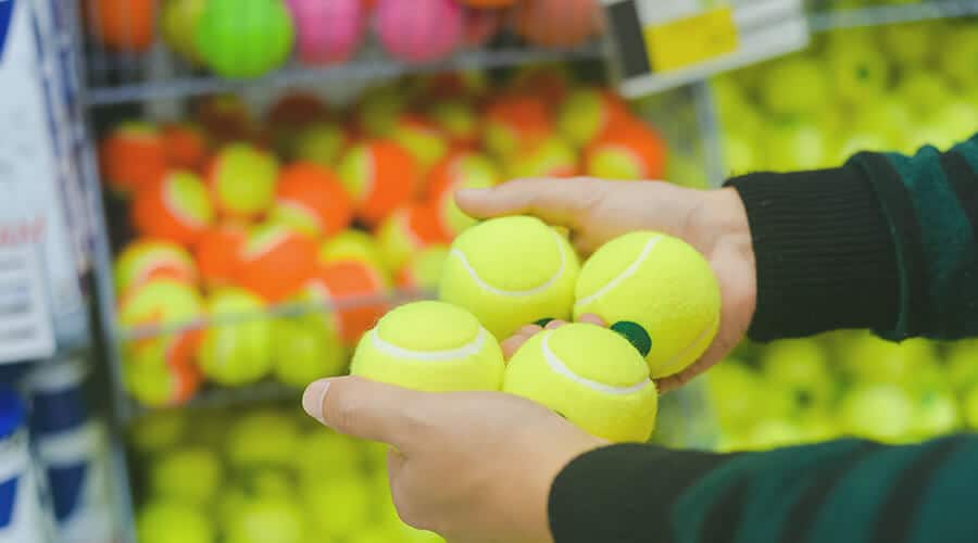 בחירת כדור טניס בחנות