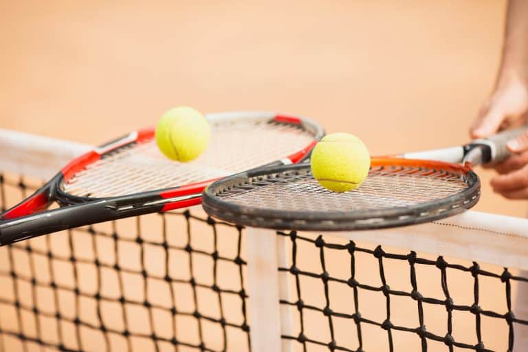 זוג מחבטי טניס על רשת